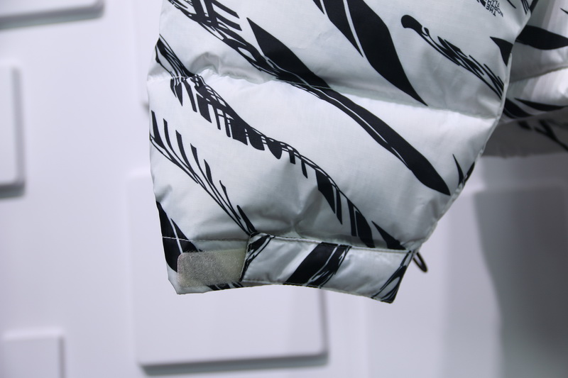ED5F 斑马 TNF “ZebraLogoPattern”斑马羽绒服 两色 黑色-白色 尺码 S M L XL(图6)