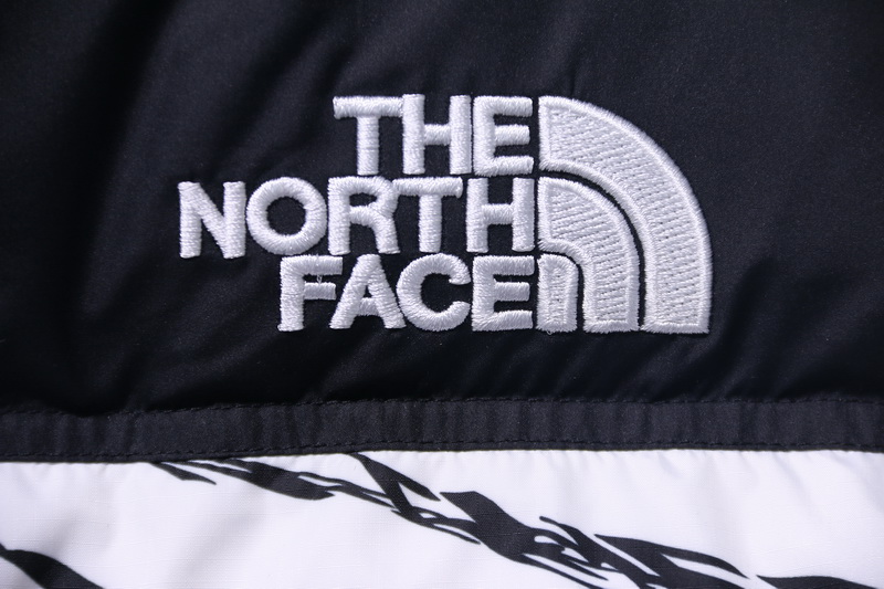 ED5F 斑马 TNF “ZebraLogoPattern”斑马羽绒服 两色 黑色-白色 尺码 S M L XL(图17)